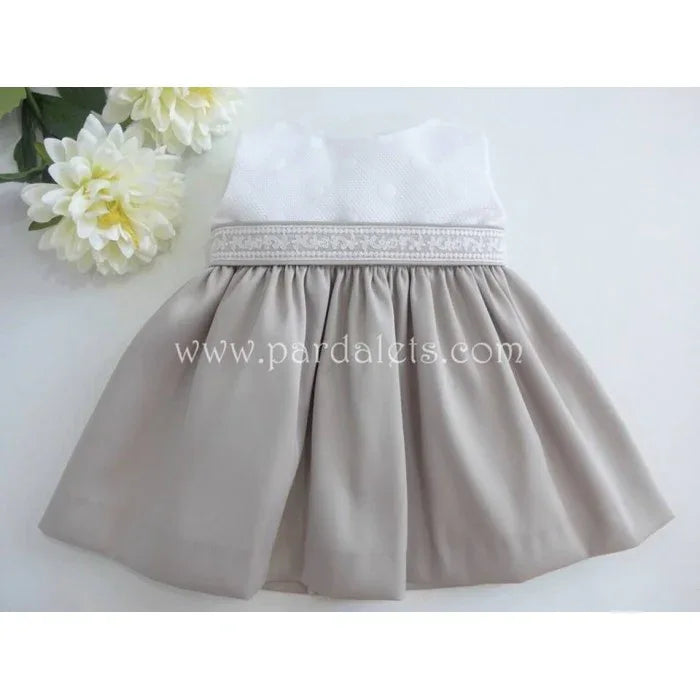 Vestido blanco y raso tostado con fajin y puntilla - PARDALETS