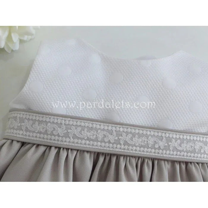 Vestido blanco y raso tostado con fajin y puntilla - PARDALETS