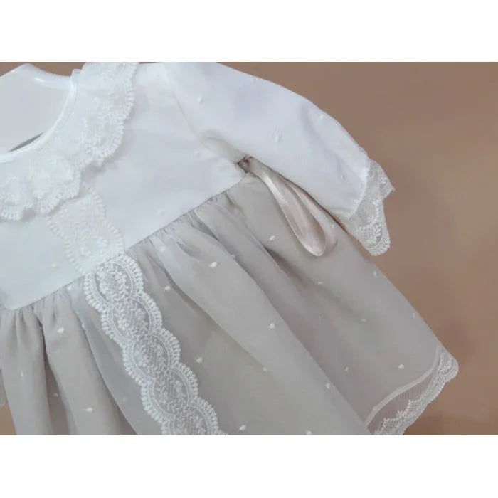 Vestido organza bordada y faldita arena con capota - PARDALETS