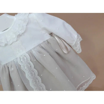 Vestido organza bordada y faldita arena con capota - PARDALETS