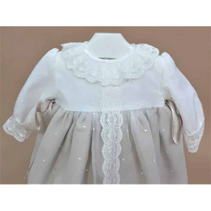 Vestido organza bordada y faldita arena con capota - PARDALETS