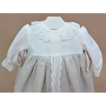 Vestido organza bordada y faldita arena con capota - PARDALETS