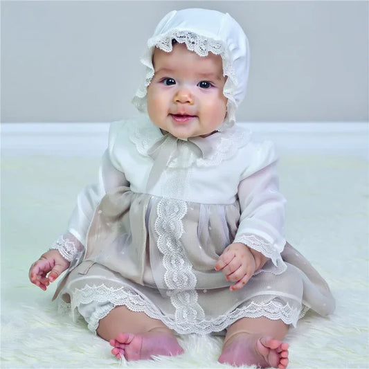 Vestido organza bordada y faldita arena con capota - PARDALETS