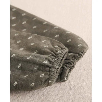 Vestido verde con hojitas y ganchillo beig - PARDALETS