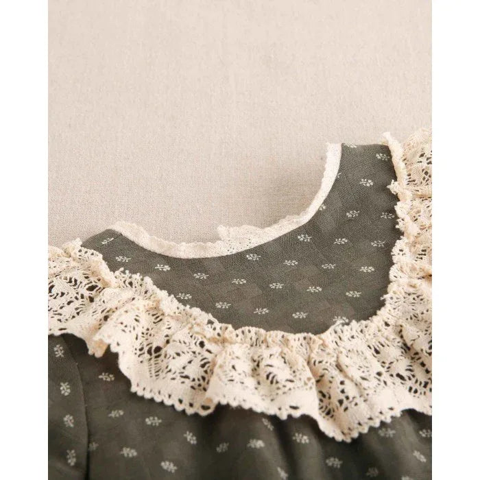 Vestido verde con hojitas y ganchillo beig - PARDALETS