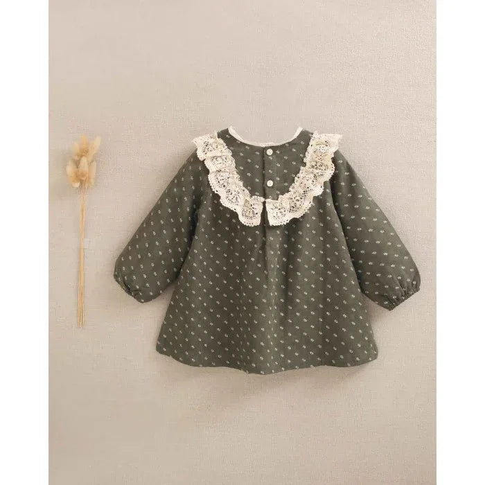 Vestido verde con hojitas y ganchillo beig - PARDALETS